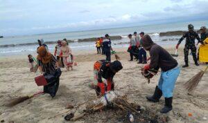 Jabar Raksa Sagara 2025: TNI AL dan DKP Jabar Bersihkan Pantai Santolo Garut