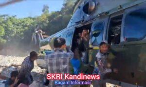Haru TNI Awak Heli Pengantar Logistik saat Diberi Sepikul Durian dari Warga Terisolasi Gayo Lues