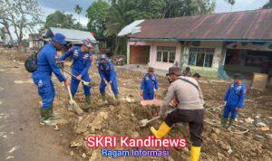 Personel Brimob Lanjutkan Bersih-bersih Rumah Warga dan Buat Saluran Air di Sumbar