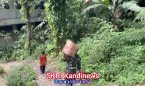 Yonif 122/Tombak Sakti Jalan Kaki Distribusikan Logistik ke Warga Sitahuis