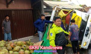 Muatan Kelapa Tumpah ke Jalan, Benturan Dua Truk di Jalur Citarik Palabuhanratu