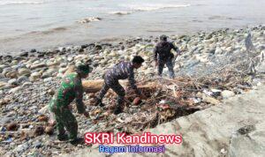 Pos TNI Angkatan Laut Manna Berkolaborasi Dengan Kodim 0408/BS Bersihkan Pantai Pasar Bawah