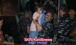 Personel Lanal Sibolga Evakuasi Ibu dan Balita Korban Banjir di Tukka Kabupaten Tapanuli Tengah