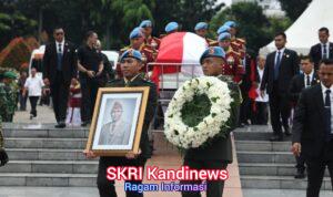 Prabowo Jadi Inspektur Upacara, Pimpin Prosesi Pemakaman Almarhum Try Sutrisno dengan Khidmat