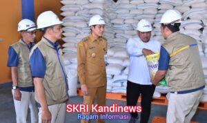 Anggota DPR RI Fraksi Gerindra, Adik Sasongko, di Gudang Perum Bulog Telukan, Sukoharjo,